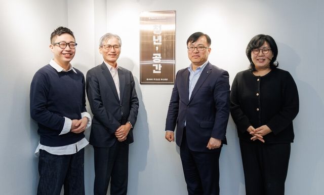 ©AP신문(AP뉴스)/ 이미지 제공 = 신한은행 ▲지난 22일 서울시 영등포구 소재 ‘청년, 공간’에서 진행한 ‘청년, 공간’ 개소식에서 신한은행 조정훈 ESG본부장(왼쪽 세 번째), 아름다운재단 한찬희 이사장(왼쪽 두 번째), 다다다협동조합 조만성 이사장(왼쪽 첫 번째)이 기념촬영을 하고 있다.