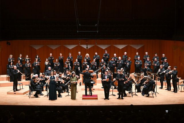 ©AP신문(AP뉴스)/ 이미지 제공 = 한화그룹 ▲'한화클래식 2024'에서 공연 중인 지휘자 저스틴 도일(오른쪽에서 세 번째)과 아티스트.