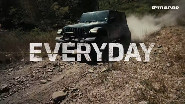 [AP신문 광고평론 No.1166]&nbsp; ​​​​​​​자갈밭을 달리는 SUV의 모습. 사진 한국타이어 유튜브 캡처ⓒAP신문(AP뉴스)