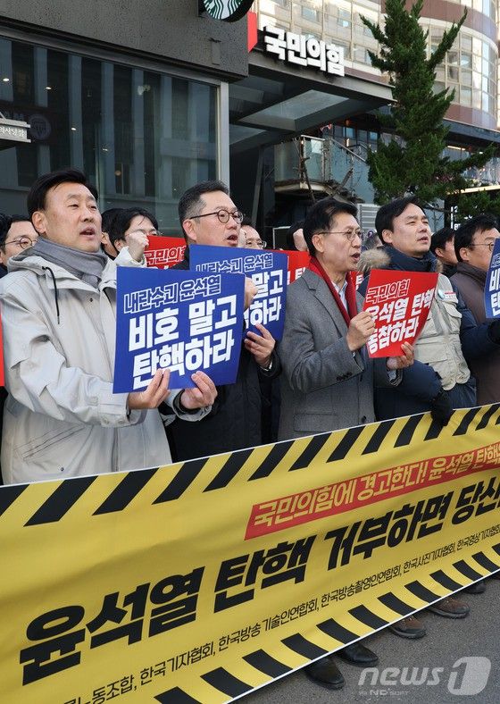 AP신문 미디어동향 12월 2주 ⓒAP신문(AP뉴스) 언론 현업단체 11곳(방송기자연합회, 전국언론노동조합, 한국기자협회, 한국방송기술인연합회, 한국방송촬영인연합회, 한국사진기자협회, 한국아나운서연합회, 한국영상기자협회, 한국영상편집기자협회, 한국편집기자협회, 한국PD연합회) 관계자들이 6일 오후 서울 여의도 국민의힘 중앙당사 앞에서 열린 '윤석열 탄핵 거부하면 당신들도 내란 공범이다' 긴급 기자회견에서 구호를 외치고 있다.