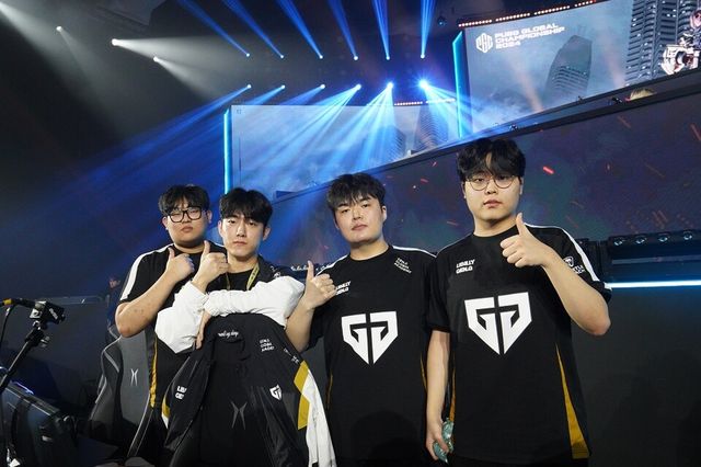 ©AP신문(AP뉴스)/ 이미지 제공 = 크래프톤 ▲젠지 선수단. (왼쪽부터) '발포' 김민재 선수, '렉스' 김해찬 선수, '애더' 정지훈 선수, '토시' 성윤모 선수.