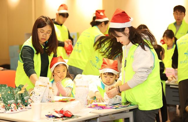 ©AP신문(AP뉴스)/ 이미지 제공 = 하나금융지주 ▲하나금융그룹은 지난 14일 하나은행 을지로 본점에서 2024년 연말을 맞이해 취약계층 아동들을 위한 '성탄절 행복상자 만들기 봉사활동'을 실시했다. 이날 봉사활동에 참여한 하나금융그룹 임직원과 가족 등이 취약계층 아동들을 위한 '성탄절 행복상자 만들기' 봉사활동을 진행하고 있다.