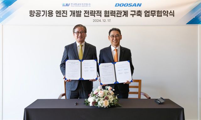 ©AP신문(AP뉴스)/ 이미지 제공 = 두산에너빌리티 ▲17일 두산에너빌리티 창원 본사에서 KAI 강구영 사장(왼쪽)과 두산에너빌리티 정연인 부회장이 '항공기용 엔진 개발 전략적 협력관계 구축 업무협약’에 서명 후 기념촬영을 하고 있다.