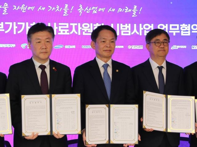 ©AP신문(AP뉴스)/ 이미지 제공 = 이마트 ▲(좌측부터) 농림축산식품부 박범수 차관, 환경부 이병화 차관, 이마트 한채양 대표이사가 17일 이마트 본사 15층에서 열린 ‘식품부산물의 고부가가치 사료자원화 시범사업 업무협약식'에 참석해 기념촬영을 하고 있다.