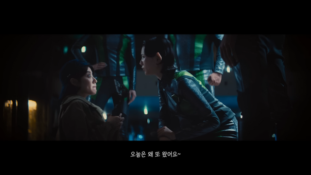 [AP신문 광고평론 No.1183]&nbsp; ​​​​​​​외계 생명체들과 조우한 남지현. 사진 HD현대 유튜브 캡처ⓒAP신문(AP뉴스)