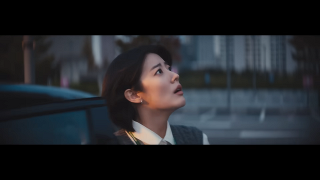 [AP신문 광고평론 No.1183]&nbsp; ​​​​​​​건물이 큐브처럼 움직이는 걸 목격한 남지현. 사진 HD현대 유튜브 캡처ⓒAP신문(AP뉴스)