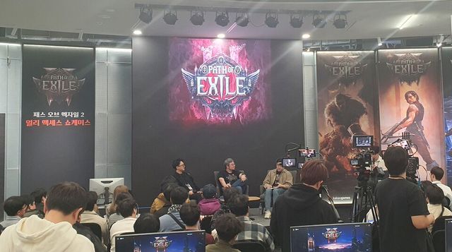 ©AP신문(AP뉴스)/ 이미지 제공 = 카카오게임즈 ▲‘패스 오브 엑자일 2’ 개발사인 그라인딩 기어 게임즈의 총괄 디렉터 조나단 로저스가 행사장을 방문해 직접 게임 소개 및 질의응답 시간을 가졌다.