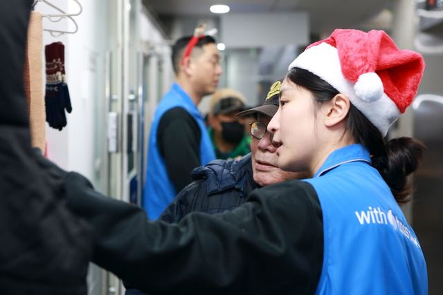 ©AP신문(AP뉴스)/ 이미지 제공 = 토스뱅크 ▲전기담요와 이불, 패딩 등 다양한 방한용품이 마련된 TOSSBANK DAY 온기창고. 온기창고를 찾은 쪽방촌 주민에게 토스뱅크 직원이 방한용품 종류와 수령방법 을 안내하고 있다.