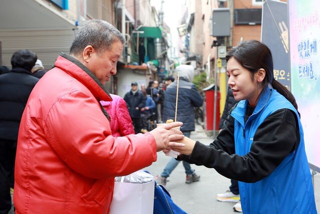 ©AP신문(AP뉴스)/ 이미지 제공 = 토스뱅크 ▲TOSSBANK DAY를 맞아 준비된 푸드트럭에서 한 주민이 붕어빵과 어묵을 건네받고 있다.