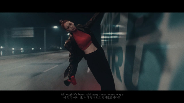 [AP신문 광고평론 No.1186]&nbsp; ​​​​​​​차에 매달려 어린이에게 선물을 전달하는 카리나. 사진 신세계백화점 유튜브 캡처ⓒAP신문(AP뉴스)