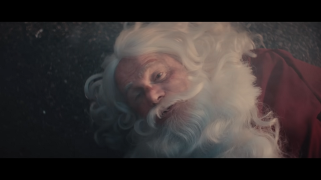 [AP신문 광고평론 No.1186]&nbsp; ​​​​​​​트럭에 치인 후 바닥에 누워있는 산타. 사진 신세계백화점 유튜브 캡처ⓒAP신문(AP뉴스)