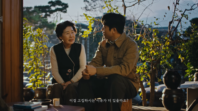 [AP신문 광고평론 No.1189]&nbsp; ​​​​​​​안정재가 고추장 장인을 인터뷰하는 모습. 사진 청정원 푸드캐스트 유튜브 캡처ⓒAP신문(AP뉴스)