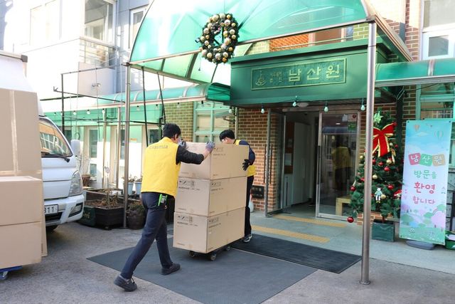 ©AP신문(AP뉴스)/ 이미지 제공 = 신세계까사 ▲신세계까사의 까사미아 배송 기사들이 서울시 중구 사회복지법인 ‘남산원’에서 가구를 옮기고 있다. 신세계까사는 매년 초록우산어린이재단 및 지차체 협업을 통해 ‘희망드림 가구 지원’ 캠페인을 전개, 소외계층 아동들을 위한 가구를 기부한다.