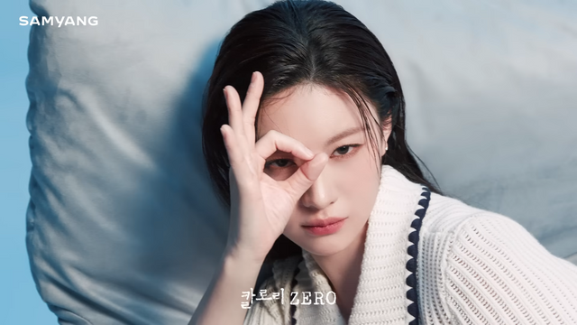 [AP신문 광고평론 No.1171]&nbsp;​​​​​​​제스처로 '제로(0)'을 강조하고 있는 고윤정. 사진 상쾌환 유튜브 캡처ⓒAP신문(AP뉴스)