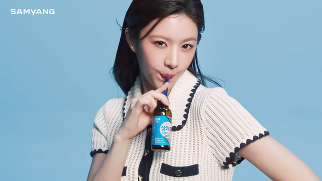 [AP신문 광고평론 No.1171]&nbsp;​​​​​​​상쾌환을 마시는 고윤정의 모습이 화보처럼 표현됐다. 사진 상쾌환 유튜브 캡처ⓒAP신문(AP뉴스)