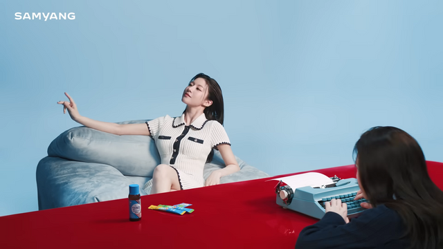 [AP신문 광고평론 No.1171]&nbsp;​​​​​​​인터뷰 하고 있는 고윤정. 앞에 상쾌환 제품이 놓여있다. 사진 상쾌환 유튜브 캡처ⓒAP신문(AP뉴스)