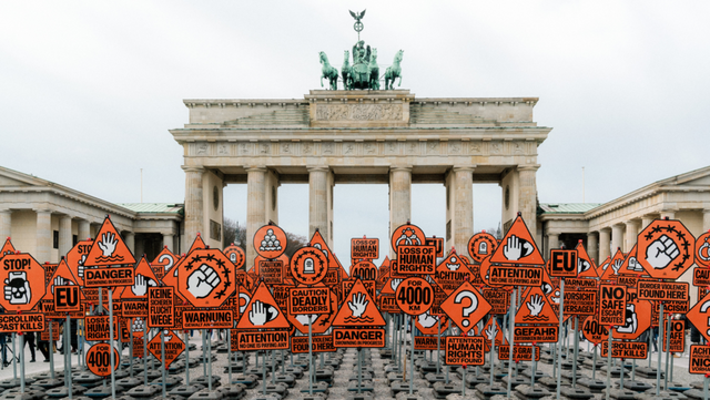 Sea-Watch, Mother Berlin, bestadsontv, 12월 7일, 브란덴부르크 문 앞에 20x20 평방미터에 달하는 250개 이상의 경고 표지판으로 이루어진 광고 캠페인.