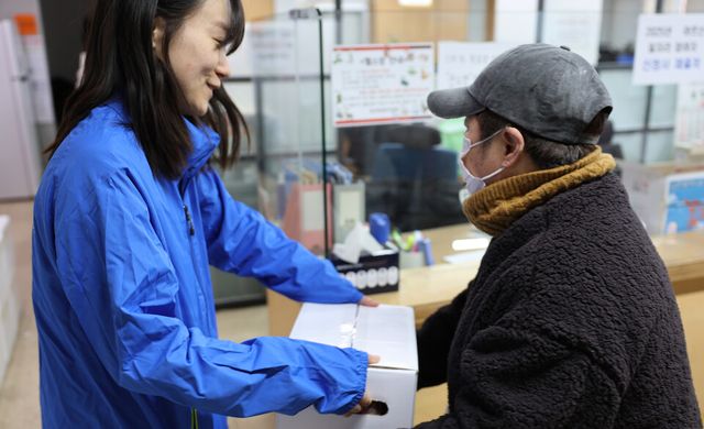 ©AP신문(AP뉴스)/ 이미지 제공 = 우리카드 ▲우리카드는 지난 4일 종로구 창신2동 독거노인 100가구에 겨울나기용 김치 총 1톤을 전달하며 이웃의 온정을 나눴다