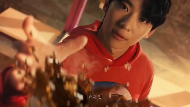 [AP신문 광고평론 No.1174]&nbsp; ​​​​​​​일시정지 연출로 극적인 효과를 더했다. 사진 더벤티 유튜브 캡처ⓒAP신문(AP뉴스)