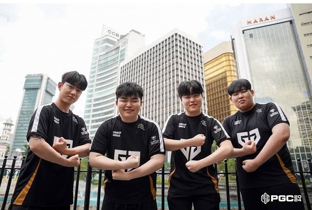 ©AP신문(AP뉴스)/ 이미지 제공 = 크래프톤 ▲젠지 '렉스' 김해찬 선수, '애더' 정지훈 선수, '토시' 성윤모 선수, '발포' 김민재 선수