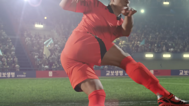 [AP신문 광고평론 No.969]&nbsp; 선수가 골을 넣는 모습. 사진 교보생명 유튜브 캡처 ⓒAP신문(AP뉴스)