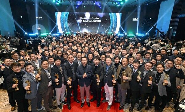 ©AP신문(AP뉴스)/ 이미지 제공 = 기아 ▲기아는 16일 제주 신화월드에서 ‘2024 기아 스타 어워즈(2024 KIA Star Awards)’ 행사를 열고 2023년 판매 우수 직원 203명에게 시상했다.
