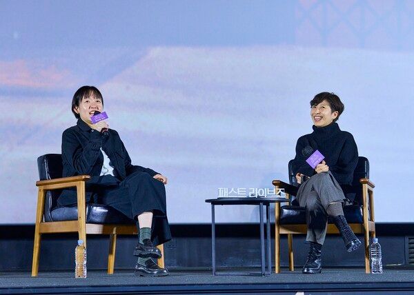 ©AP신문(AP뉴스)/ 이미지 제공 = CJ ENM ▲정서경 작가(오른쪽)와 셀린 송 감독이 지난 2월 29일 CGV 용산아이파크몰에서 진행된 CJ ENM VISIONARY INSIGHT TALK '패스트 라이브즈 응원할 결심’ GV에 참석해 이야기를 나누고 있다.