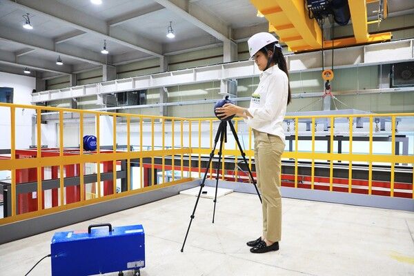 ⓒAP신문(AP뉴스)/ 이미지 제공 = LH ▲토지주택연구원에서 연구원이 층간소음(중량충격음)을 측정하고 있다.