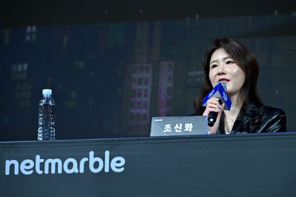 ©AP신문(AP뉴스)/ 이미지 제공 = 넷마블 ▲넷마블 조신화 사업그룹장이 19일 '나 혼자만 레벨업:어라이즈'의 미디어 쇼케이스에 참석해 사업전략을 발표하고 있다.