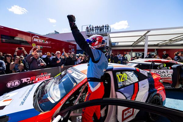 네스토르 지로라미 선수가 4월 19~21일 열린 '2024 TCR 월드 투어' 이탈리아 대회 두 번째 결승 레이스에서 우승을 차지하고 기뻐하는 모습 ⓒAP신문(AP뉴스)