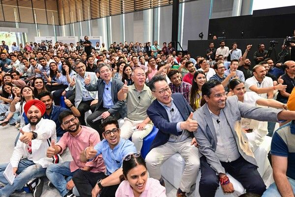 ©AP신문(AP뉴스)/ 이미지 제공 = 현대자동차그룹 ▲현대차그룹 정의선 회장과 경영진들이 지난 23일(현지시간) 현대차 인도권역본부 타운홀미팅을 마친 후 직원들과 함께 기념촬영을 하고 있다.