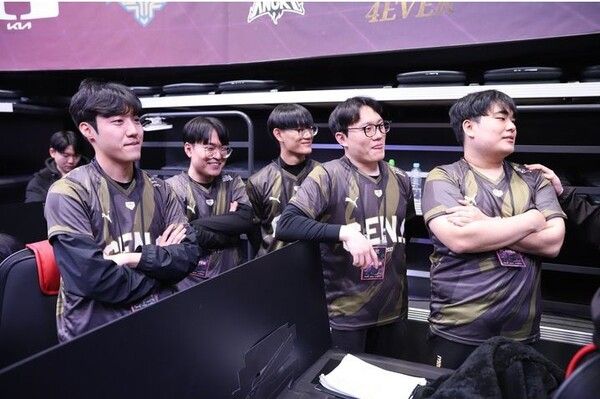 ©AP신문(AP뉴스)/ 이미지 제공 = 크래프톤 ▲젠지 이스포츠 선수단. 왼쪽부터 세이덴, 주니, 마초, 절절포, 미사일