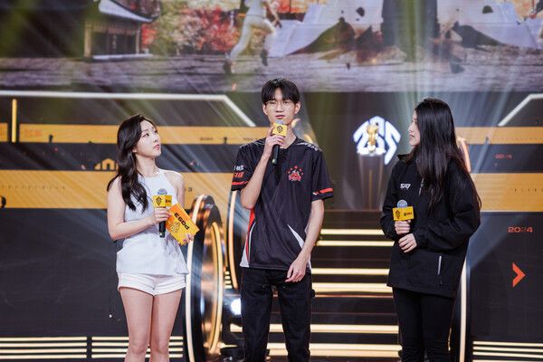 ©AP신문(AP뉴스)/ 이미지 제공 = 크래프톤 ▲21일 열린 PGS 3 그룹 스테이지 2일차에서 가장 많은 74점을 획득하며 2위에 오른 뉴해피 이스포츠의 밍밍(MMing)선수가 '벨라(Bella)' 동수항 아나운서와 인터뷰를 진행하고 있다.