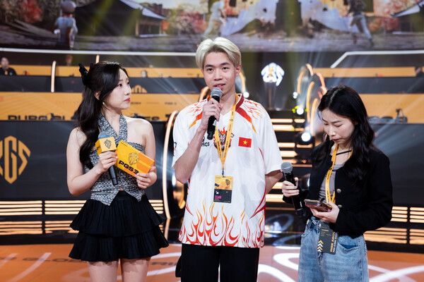 ©AP신문(AP뉴스)/ 이미지 제공 = 크래프톤 ▲22일 열린 PGS 3 그룹 스테이지 3일차에서 2위로 마무리한 케르베로스 이스포츠의 히마스(Himass) 선수가 '벨라(Bella)' 동수항 아나운서와 인터뷰를 진행하고 있다.