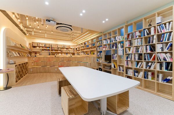 ©AP신문(AP뉴스)/ 이미지 제공 = 삼성전자 ▲자립준비 청년들이 독서와 휴식을 위해 이용할 수 있는 삼성희망디딤돌 대전센터 내부 공용 시설.