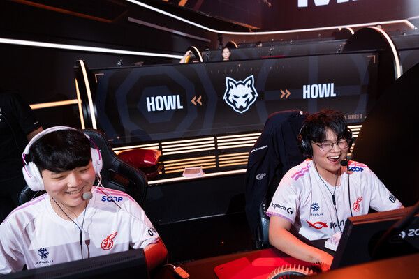 ©AP신문(AP뉴스)/ 이미지 제공 = 크래프톤 ▲광동 프릭스의 '빈' 오원빈(왼쪽) 선수와 '살루트' 우제현 선수가 24일 중국 상하이 글로벌 콘텐트 수출 센터에서 진행된 PGS 3 파이널 스테이지 1일차 매치1에서 치킨 획득 후 기뻐하고 있다.