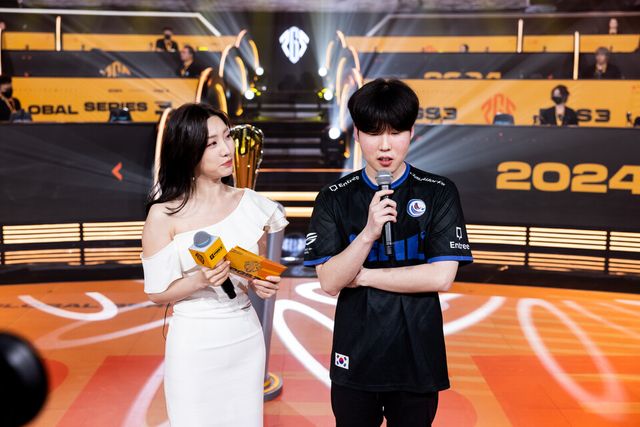©AP신문(AP뉴스)/ 이미지 제공 = 크래프톤 ▲지엔엘 이스포츠의 '로이' 김민길 선수가 '살루트' 우제현 선수가 24일 중국 상하이 글로벌 콘텐트 수출 센터에서 진행된 PGS 3 파이널 스테이지 1일차 경기에서 '벨라(Bella)' 동수항 아나운서와 인터뷰를 진행하고 있다.