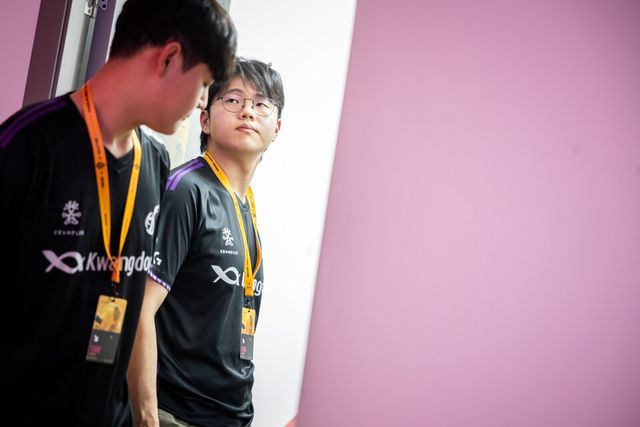 ©AP신문(AP뉴스)/ 이미지 제공 = 크래프톤 ▲광동 프릭스 빈 선수(왼쪽)와 살루트 선수