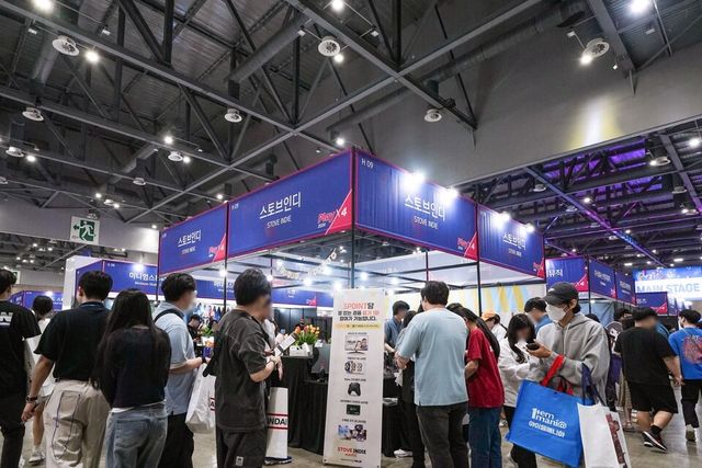 ©AP신문(AP뉴스)/ 이미지 제공 = 스마일게이트 ▲지난 23일부터 26일까지 개최된 ‘2024 PlayX4'에서 스토브가 운영한 ‘스토브인디’ 부스에 약 6000명이 방문했다.