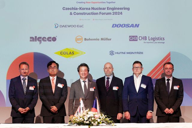 ©AP신문(AP뉴스)/ 이미지 제공 = 대우건설 ▲대우건설 백정완 사장(왼쪽 세 번째)이 27일 MOU를 체결하고 기념 사진을 촬영하고 있다