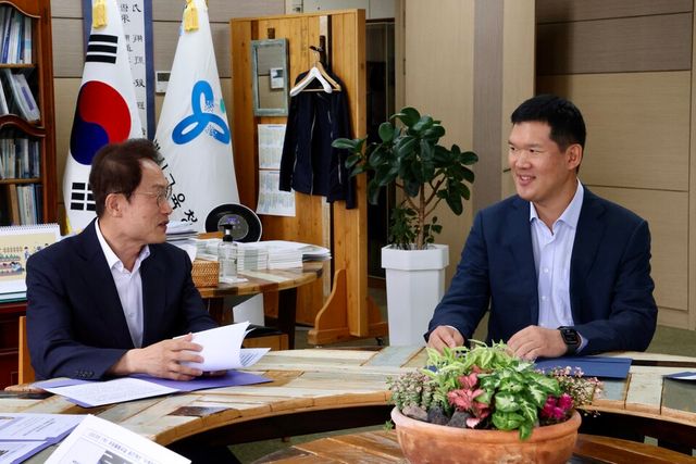 ©AP신문(AP뉴스)/ 이미지 제공 = GS건설 ▲10일 ‘즐거운 돌봄교실’ 협약식에 앞서 GS건설 허윤홍 대표(오른쪽)과 서울시교육청 조희연 교육감이 담소를 나누고 있다.