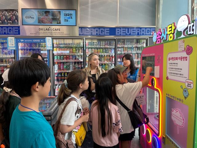 ©AP신문(AP뉴스)/ 이미지 제공 = GS리테일 ▲GS25 DXLAB점에서 아이들이 솜사탕 기계 체험을 하고 있다.