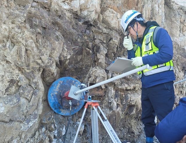 ©AP신문(AP뉴스)/ 이미지 제공 = GS건설 ▲제로넥스트머터리얼즈가 개발, 출시한 몰탈 그라우트를 GS건설 인프라 현장에서 실증 실험을 하고 있다.