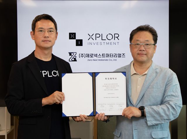 ©AP신문(AP뉴스)/ 이미지 제공 = GS건설 ▲제로넥스트머터리얼즈 분사 후, GS건설 CVC 자회사인 엑스플로인베스트먼트를 통해 투자 유치를 받고 제로넥스트머터리얼즈 류종현 CEO(오른쪽), 엑스플로인베스트먼트 이종훈 대표가 기념사진 촬영을 하고 있다.