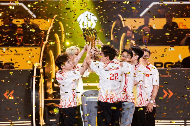 ©AP신문(AP뉴스)/ 이미지 제공 = 크래프톤 ▲케르베로스 이스포츠가 지난 5월 26일 중국 상하이에 위치한 글로벌 콘텐트 수출 센터에서 열린 PGS 3 우승 세리머니를 펼치고 있다.
