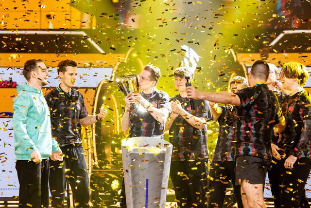 ©AP신문(AP뉴스)/ 이미지 제공 = 크래프톤 ▲트위스티드 마인즈가 지난 9일 중국 상하이에 위치한 글로벌 콘텐트 수출 센터에서 열린 PGS 4 우승 세리머니를 펼치고 있다.