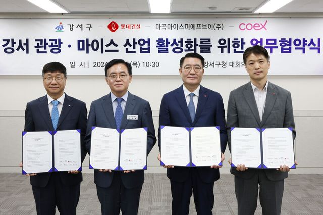 ©AP신문(AP뉴스)/ 이미지 제공 = 롯데건설 ▲(왼쪽부터) 이동기 코엑스 대표이사, 진교훈 서울 강서구청장, 이부용 롯데건설 주택사업본부장, 성무진 마곡마이스피에프브이 대표이사가 지난 13일 강서구청 대회의실에서 열린 업무협약 체결식에 참석해 기념촬영을 하고 있다.