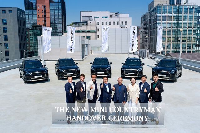 ©AP신문(AP뉴스)/ 이미지 제공 = MINI코리아 ▲왼쪽부터 삼성디스플레이 최용석 상무(영업4팀장), 플로리안 쿠엔스트너(Florian Kuenstner) MINI 아시아태평양, 동유럽, 중동, 아프리카 지역 총괄 부사장, 올리버 하일머(Oliver Heilmer) MINI 디자인 및 선행 디자인 총괄, 삼성디스플레이 최순호 부사장 (전략마케팅 실장), 한상윤 BMW그룹코리아 대표이사 사장, 삼성디스플레이 임지수 프로(마케팅팀), 삼성디스플레이 이호중 상무(상품기획팀장), 정수원 MINI코리아 총괄 본부장.