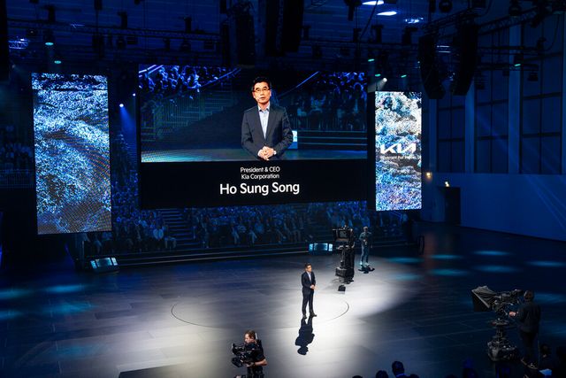 ©AP신문(AP뉴스)/ 이미지 제공 = 현대자동차그룹 ▲‘2024 범유럽 딜러대회’에서 발표하고 있는 기아 송호성 사장
