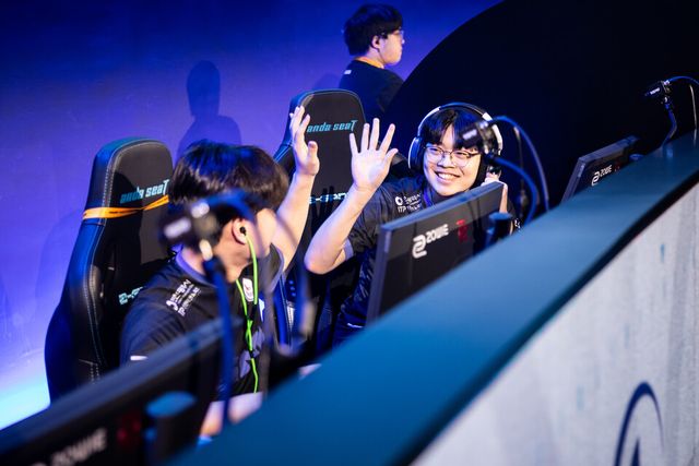 ©AP신문(AP뉴스)/ 이미지 제공 = 크래프톤 ▲지엔엘 이스포츠의 녕(Nyeong·유대녕) 선수와 스텔라(Stella·이지수) 선수가 3일 중국 상하이 글로벌 콘텐트 수출 센터에서 진행된&nbsp;PGS 4 그룹 스테이지 A·B조 경기 매치4에서 22점을 획득한 후 하이파이브를 하고 있다.